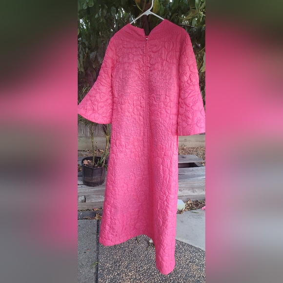 Charles & CO Pink Quilted Embroidered House Coat 1960s - Picture 2 of 6
